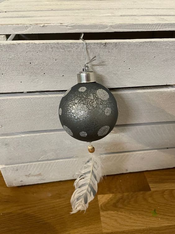 Weihnachtskugel Grau Glitzer Punkte mit Feder Anhänger NEU